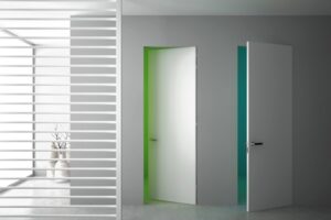 Come scegliere una porta filo muro? Cerniere, maniglie e serrature.