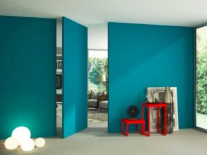 Porta a bilico filo muro: eleganza e leggerezza.