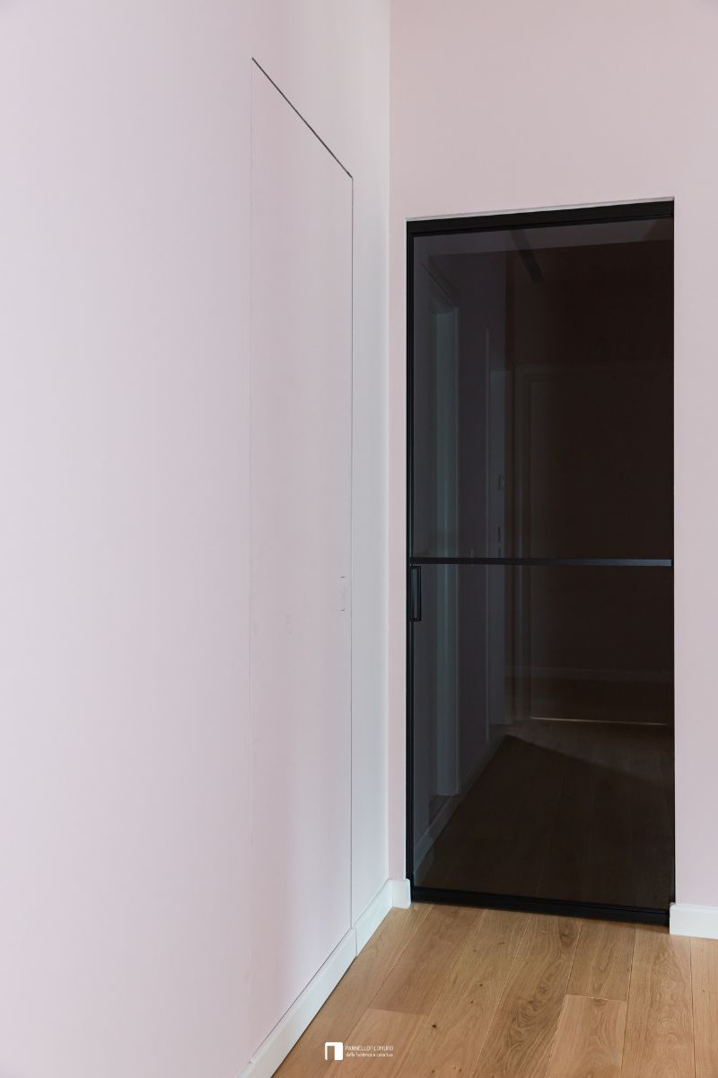Porta battente filomuro h 210 maniglia a scomparsa, le ante sono dipinte come la parete per il massimo effetto a scomparsa
