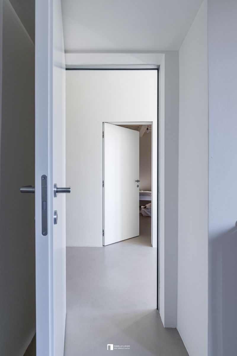 Porta battente filomuro standard, le ante sono dipinte come la parete per il massimo effetto a scomparsa