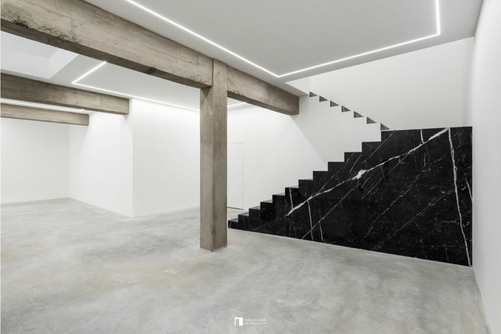 Porta battente filomuro standard, le ante sono dipinte come la parete per il massimo effetto white cube dello spazio espositivo della galleria d'arte
