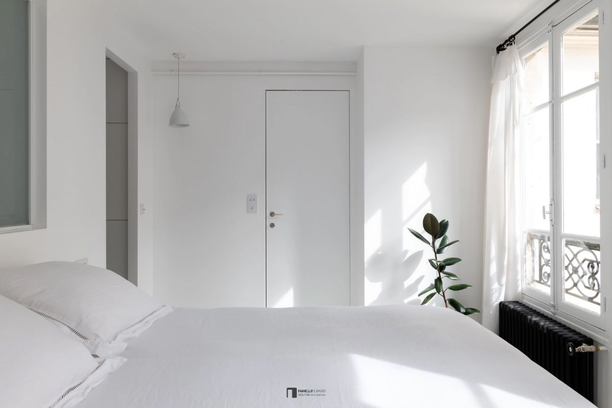 Realizzazioni: Porta battente filomuro standard in camera da letto, le ante sono dipinte come la parete per il massimo effetto a scomparsa