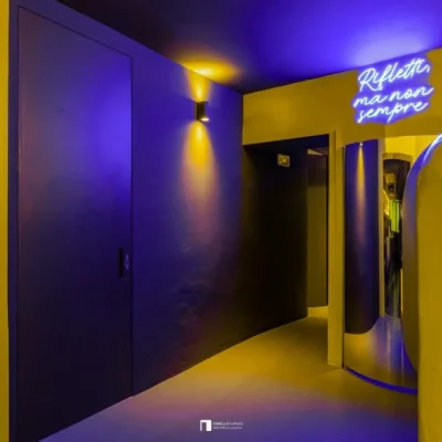 Porta battente filomuro speciale con maniglia a incavo per un ristorante