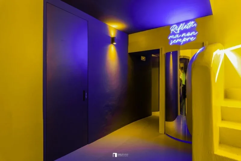 Porta battente filomuro speciale con maniglia a incavo per un ristorante